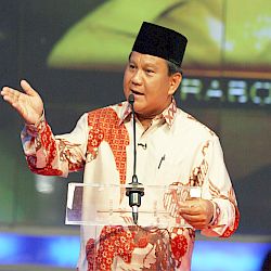 Tengah Prabowo Subianto Saat Acara Ulang Tahun Partai Gerindra Tengah Prabowo Subianto Saat Acara Ulang Tahun Partai Gerindra