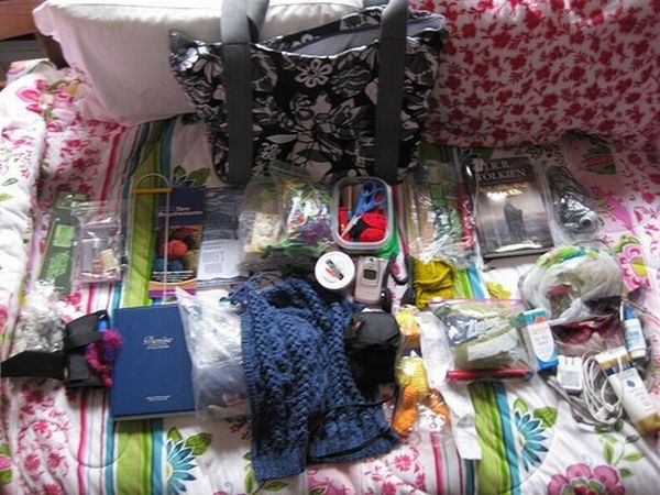 women purse 02 ΔΕΙΤΕ: Τι υπάρχει μέσα σε μια γυναικεία τσάντα?