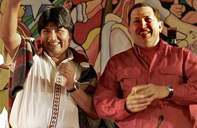 Evo Morales come de la mano de su padrino político Hugo Chávez
