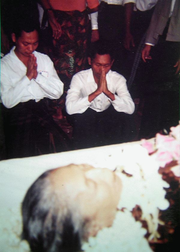 [kokogyi-mom-funeral-01.gif]