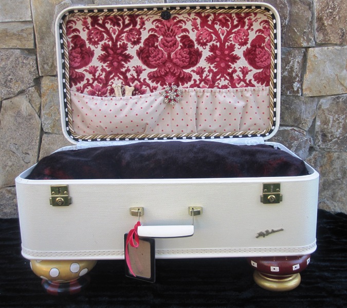 Crafty Mojo Another variation on the vintage luggage dog bed