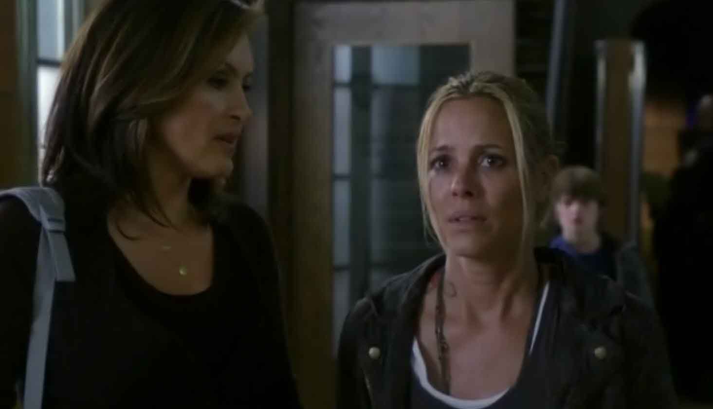 http://2.bp.blogspot.com/_t6QUeCEttlA/TNGrC8bf7SI/AAAAAAAAE0A/Iu41r4FhTpI/s1600/law+%26+order+SVU+trophy+mariska+hargitay+amria+bello.jpg