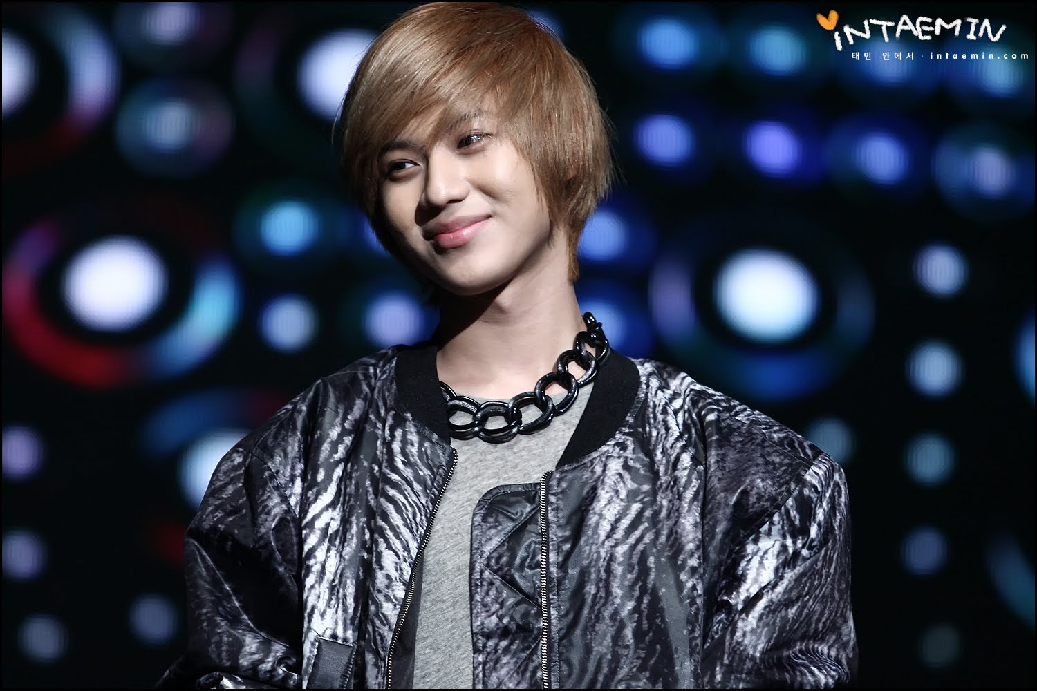 04.12.10 - SHINee à TBS eFM 101.3MHz pour le second anniversaire. Tae%2B01