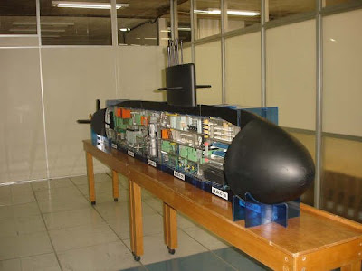 Maquete do Submarino Nuclear Brasileiro de frente Vista frontal da maquete do Submarino Nuclear Brasileiro.