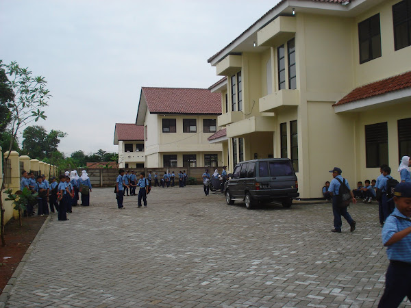 SITUASI DI HALAMAN DEPAN SEKOLAH