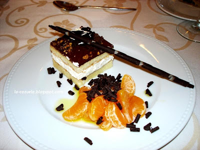 Pastel de chocolate y nata con gajos de mandarina y virutas de cacao