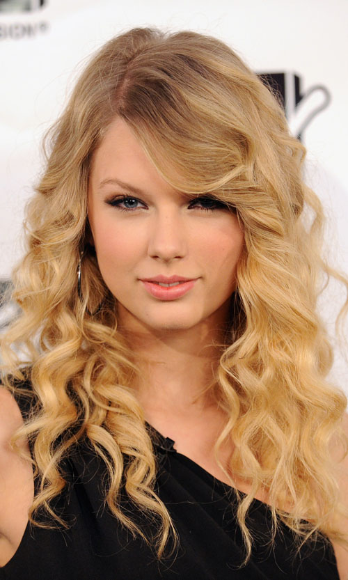taylor swift eyebrows. Taylor Swift le cantará