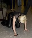 Lady Gaga cai em pleno aeroporto