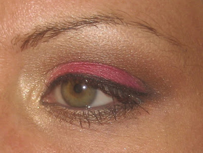 Celebrity Fashion Shop: Look: Makeup for Green Eyes-Vibrant Red and