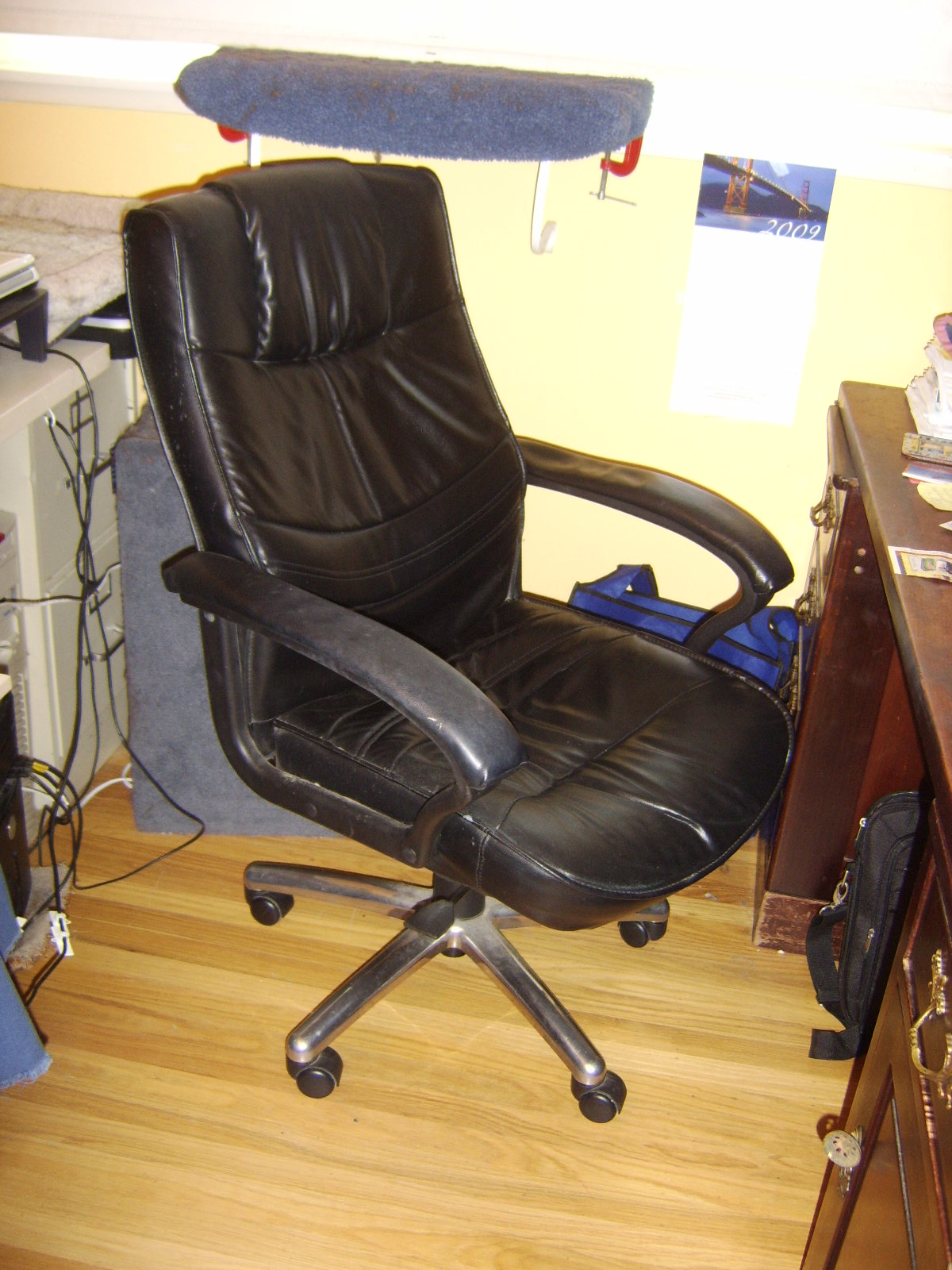 [office+chair+big+old+092609.JPG]