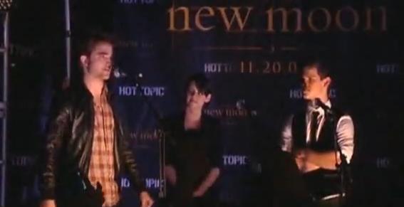 Robert Pattinson, Kristen Stewart & Taylor Lautner Meet Fans At Hot Topic LA