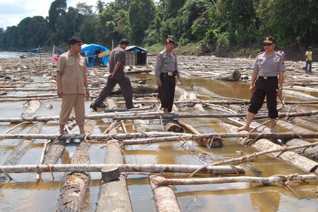 [Kayu+tenda+biru+yang+ditahan+itu.jpg]