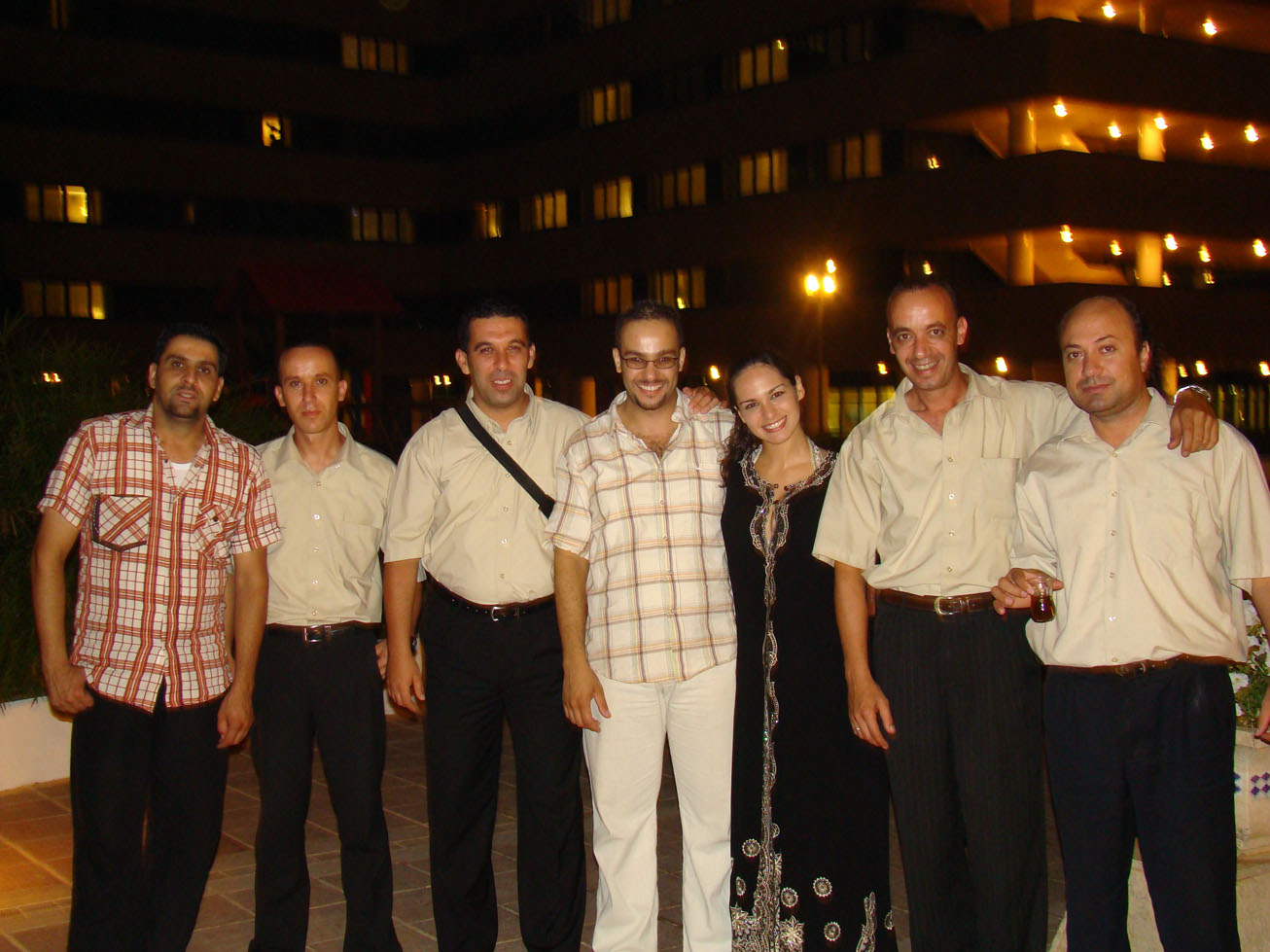 [A+bailarina+e+a+banda(Camel,Karim,Sidali,Hakim,Sabrina,Tarek+e+Amar).JPG]