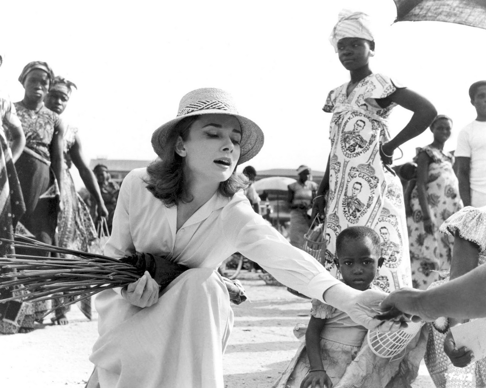 http://2.bp.blogspot.com/_tvbriE5LKCs/TShRClVYXkI/AAAAAAAAAAQ/n53_SUfsW3A/s1600/audreyhepburn120jo8.jpg