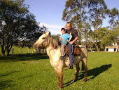enzo e o pai andando a cavalo