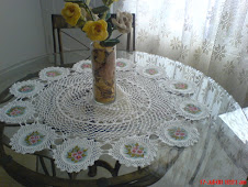 Toalha de Mesa...crochê e pintura...