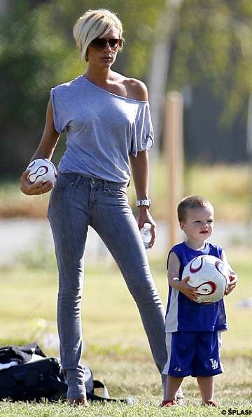”Victoria Beckham expecting baby no.