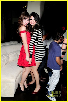 http://2.bp.blogspot.com/_u6O6Bpz3mDw/STRc-vr1IWI/AAAAAAAAAYQ/UNyMOkiQdsk/s400/selena-gomez-sweet-sixteen.jpg