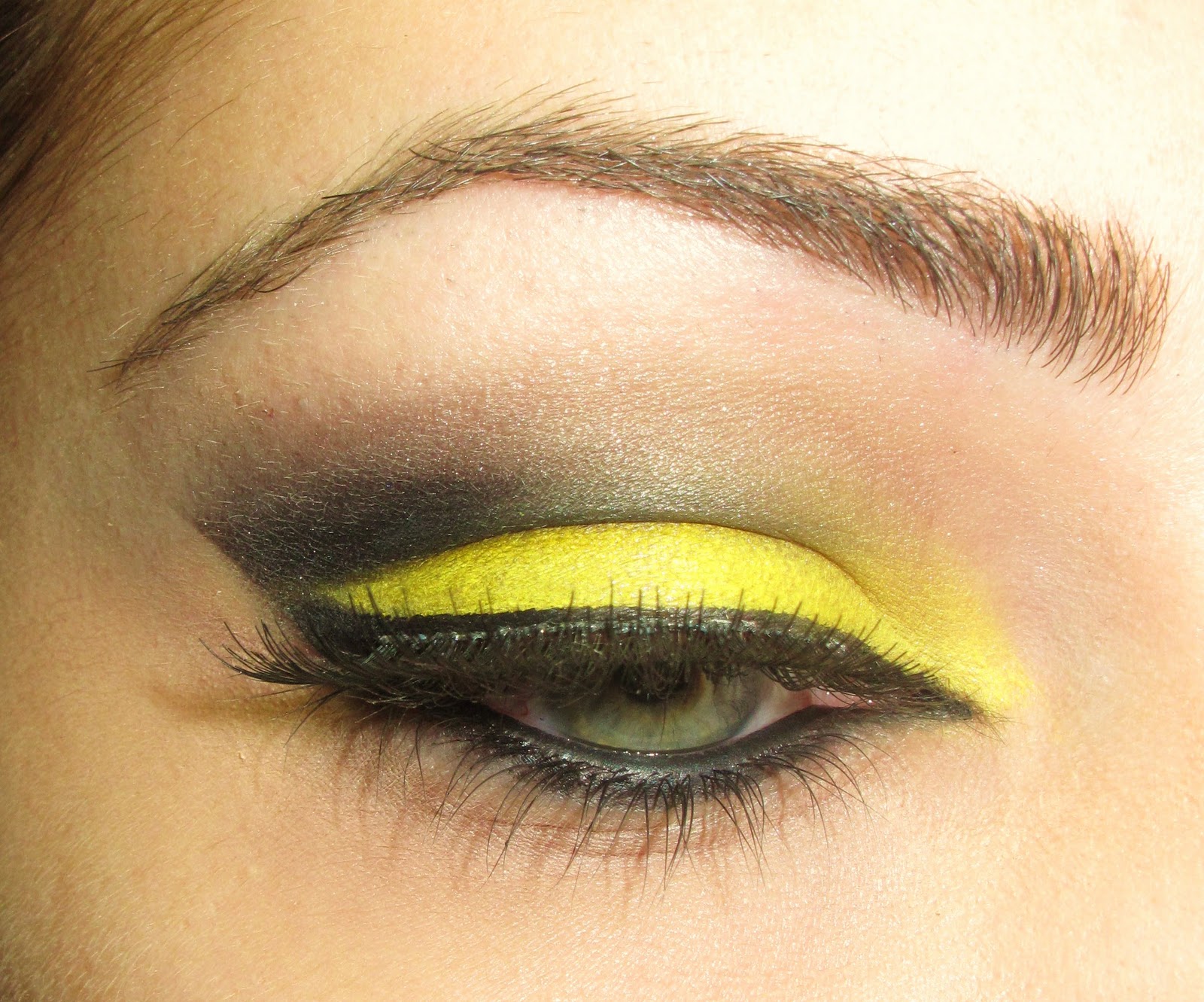 The Makeup Artist Yellow/Black Eye Makeup