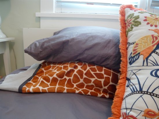 [giraffe-pillow.jpg]