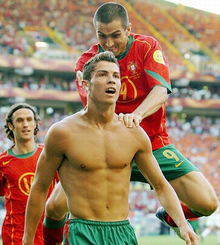 http://2.bp.blogspot.com/_uKZ6GJjpJBM/S7hollJR-TI/AAAAAAAAABk/HdONO2Gttjg/S760/ronaldo.jpg