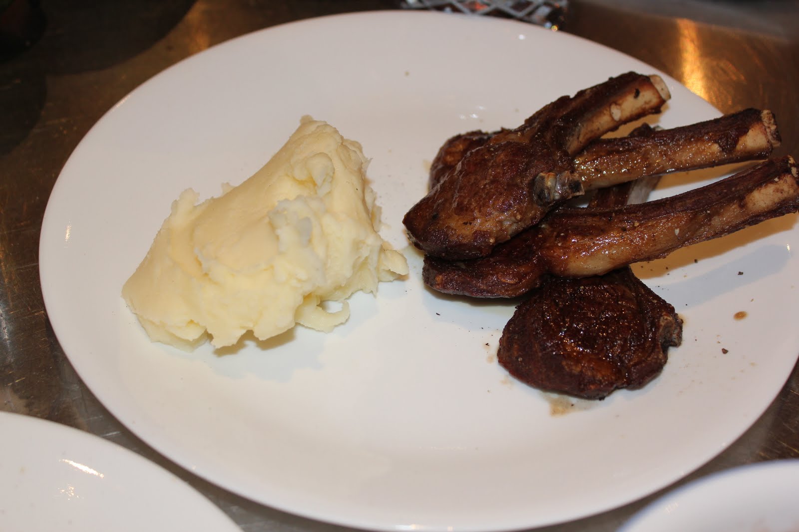Lamb Cutlets with Mash Potatoes and Red Wine Jus