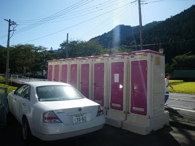 体育館脇の簡易トイレ