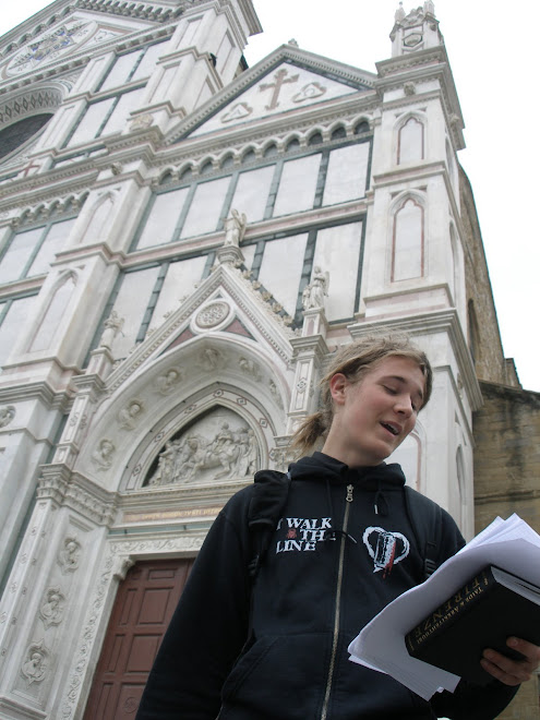 Opiskelija Santa Crocea esittelemässä