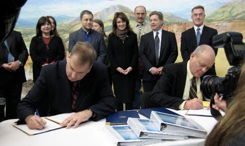 [Sarah+Palin+At+TransCanada+Signing.jpeg]