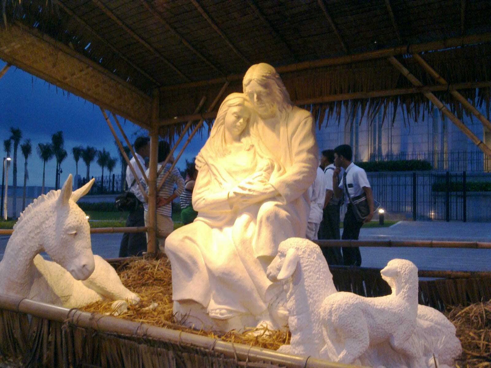Cebu+Temple+nativity+scene+2+2011.JPG (1600×1200) Family statue