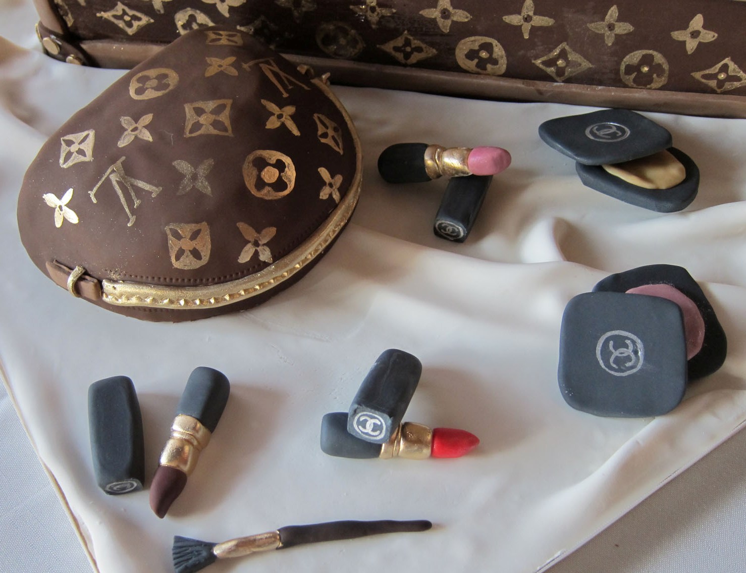 http://2.bp.blogspot.com/_uagJijUD5lE/TUtF_xJZlGI/AAAAAAAAJkA/kLfr1VJhURk/s1600/louis_vuitton_birthday_cake_makeup_bag_detail.jpg