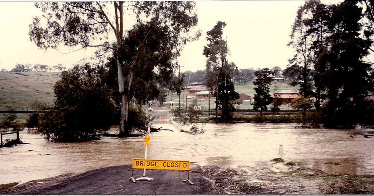 Yarra Plenty Library Local History : Diamond Creek under flood