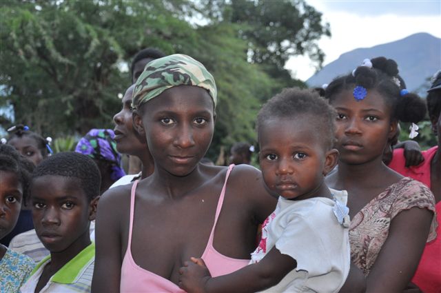 [Woman+with+daughter.JPG]