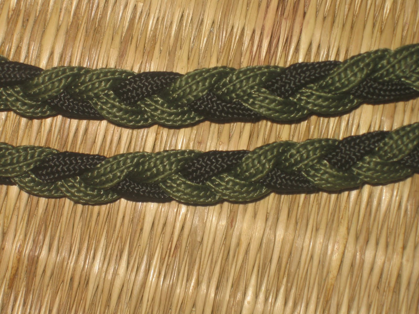 EVERYTHING PARACORD UK black & green550 paracord neck lanyard