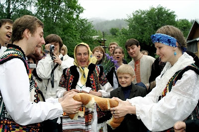 Весілля в українських Карпатах традиція розривання молодятами весільного хліба калача