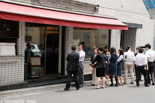 Queueing during lunch time