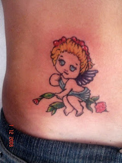 tatuagem de anjo menino, criança com rosa