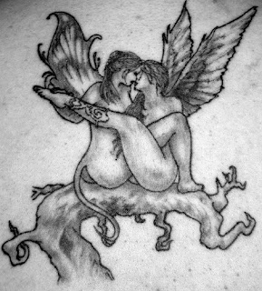 tatuagem de anjos se beijando