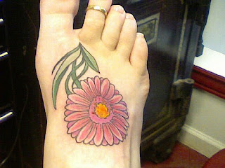 tatuagem de flor no pé