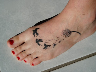 passaro e flor tatuados nos pés