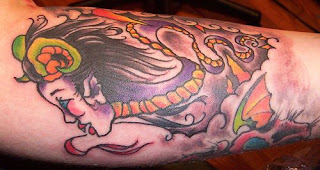 foto tattoo de cobra com cabeça feminina