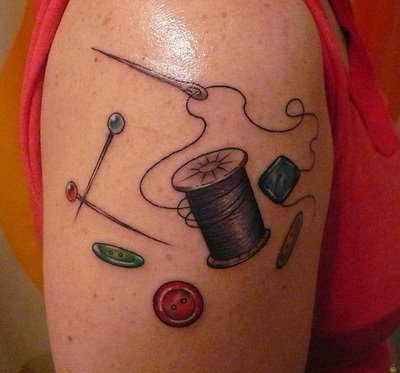 tatu de alfinetes, agulhas tatuada no braço