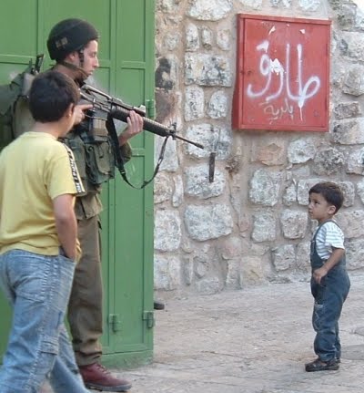 http://2.bp.blogspot.com/_vBfoDAPj3Ek/S6s0gdSHLSI/AAAAAAAABZw/PPueJBouOh4/s1600/400_0___10000000_0_0_0_0_0_israeli_soldier_points_his_gun_at_a_palestinian_child_in_hebron_city_2007.jpg