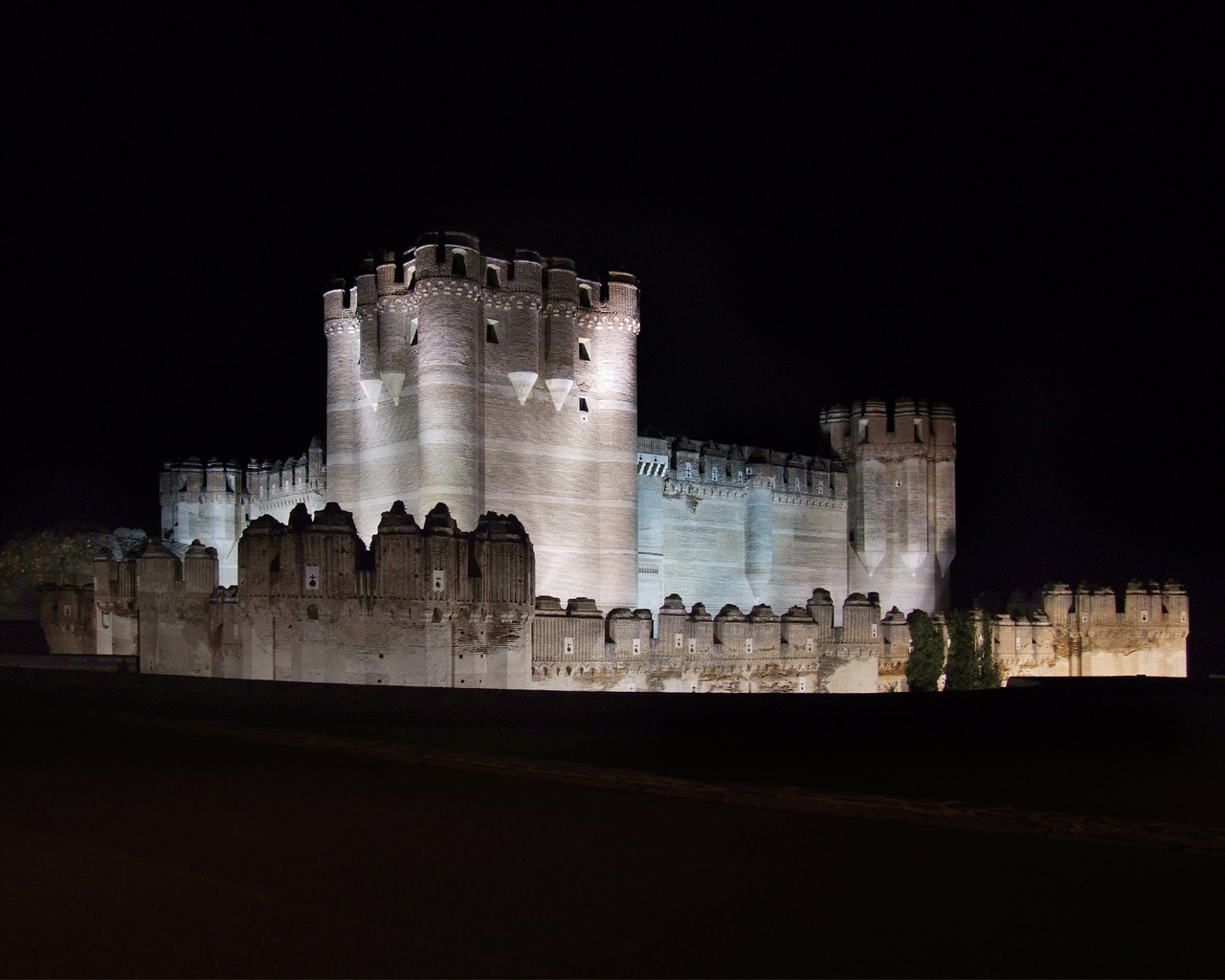 [castillo+de+noche+norte+1280x1024.jpg]