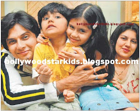 Bollywood Star Kids Amar Upadhyay With Wife Hetal And Kids Aryaman And Chenab 2011'de bigg boss realite şovunda yarişmaciydi. bollywood star kids