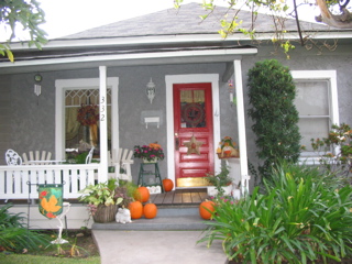 [front+of+house+-+fall.jpg]