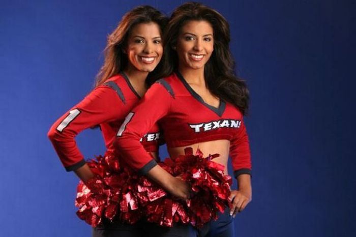 Sexy and Cute Twin Girls | Oyaah - mailing group
