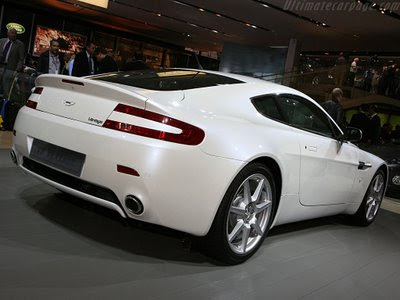 O novo Aston Martin V8 Vantage Sportshift