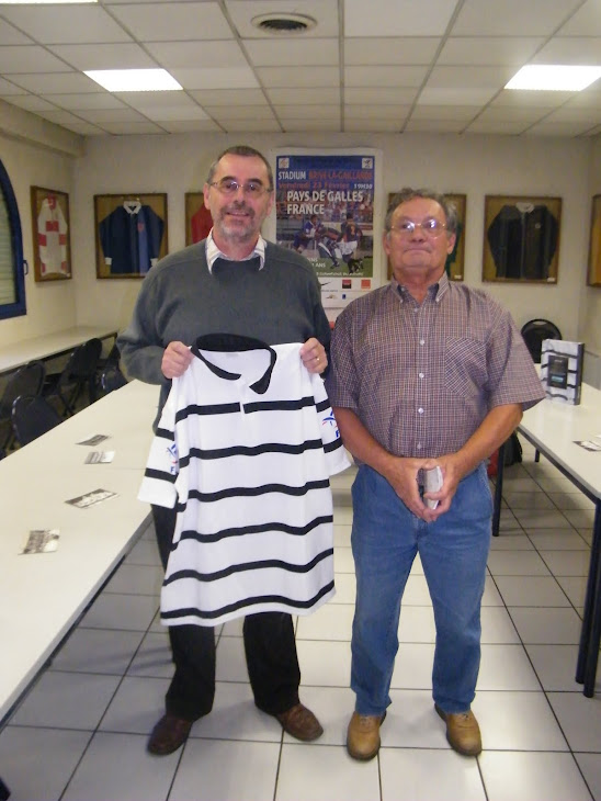 Remise symbolique du maillot du CAB par Pierre Besson. Septembre 2010.