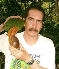 El autor con caracol gigante amazonico en su habitat